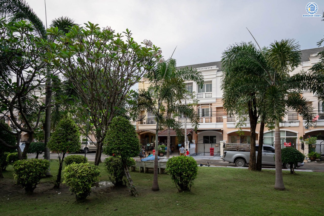 บ้านมือสองตกแต่งใหม่ ทาวน์โฮม 3 ชั้น โครงการ ปริญลักษณ์ เพชรเกษม69 พร้อมวิวสวนหน้าบ้าน บนเนื้อที่ 17.5 ตร.ว. ฟังก์ชัน 4 ห้องนอน 3 ห้องน้ำ จอดรถได้ 1 คัน รองรับทุกกิจกรรม บนทำเลเชื่อมต่อหลายเส้นทาง ใกล้จุดขึ้นทางด่วน "เพชรเกษม" และรถไฟฟ้าสายสีน้ำเงิน "สถานีหลักสอง"